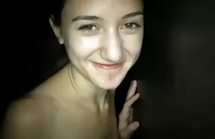 TS vídeo pornô de menina novinha shedoll cobre Mamas grandes com esperma de três pilas