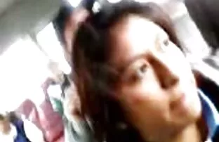 Uma rapariga branca com um filme pornô agora rabo grande e chique brinca com vibrador