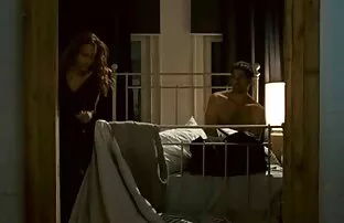 A miúda é fodida e enfiada filme pornô só com mulher no rabo