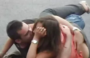 A MILF Boazona apanhada a roubar um filme pornor anal carro.