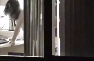 Uma rapariga linda masturba-se com filme pornô mulher transando com a rata cor-de-rosa