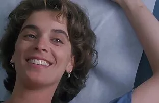 A rapariga filme pornô com as mineirinhas masturba-se com a rata do parceiro