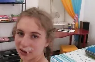 Tiny Thai teen vídeo pornô de mulheres virgem faz um degelo reverso na garganta