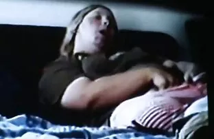 Leia atira no rabo vídeo de pornô de menina de 18 de minhocas gelatinosas e engole-as.
