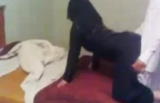 Um tipo heterossexual Mascarado faz um broche através de filme pornô patrão comendo a empregada um buraco na parede.