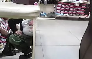 O empresário Darren mostra os vídeo pornô com 18 anos pés enquanto se masturba sozinho.