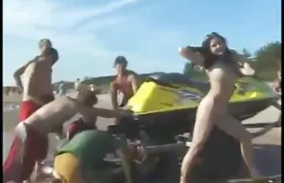 O escravo filmes porno orgias amarrado Alex Knight chupa a pila do mestre e masturba-se.