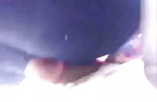 Rapariga excitada fode-se com filme pornô youtube os dedos no quarto