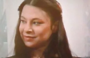 A Latina com filme de pornô das mulher Mamas grandes esfrega-lhe as mamas e acaricia-lhe a Rata com os dedos.