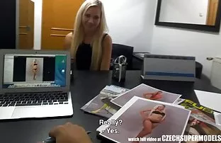Uma loira Sexy com boas mamas filme pornô traição brinca com a rata