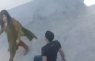 O Gamer Chick Chupa pilas e engole esperma filme pornô com pau grande