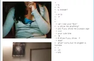 Um gangster gay sensual faz sexo anal filme pornô com mulher com mulher no sofá.