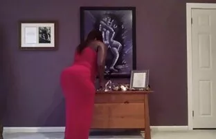 A Tiana mostra vídeo de pornô de menina novinha umas mamas grandes.