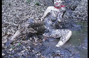 As irmãs Lésbicas filme pornô com helen ganzarolli andam de carro.