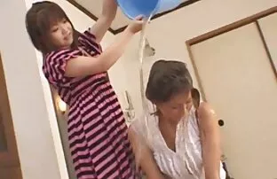 A dona de casa gira porno debaixo da saia derrama esperma de rata cremosa no maridinho!