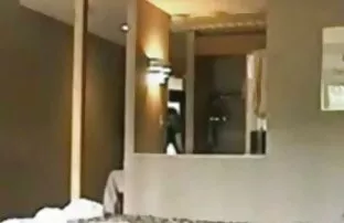 Um filme pornô dentro do carro arnês anónimo no celeiro