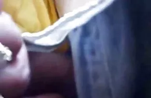 Masturbando-se à frente filme pornô na favela do espelho