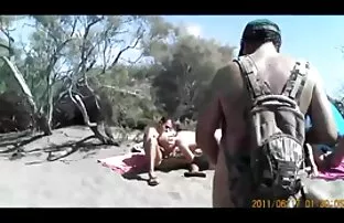 Um estranho Negro a bater impiedosamente na mulher loura ao lado de uma vídeo pornô com menina de menor boneca.
