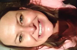 Uma jovem e os melhores vídeos de pornô brasileiro brilhante despe-se e masturba-se à frente da Câmara.