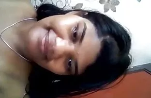A ruiva agrada-lhe filme pornô de empregada doméstica a rata grávida com um brinquedo.