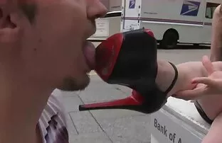 Os jovens Ollie XS chupam pilas para filme de pornô de mulher velha serem fodidos antes do cumshot.