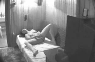 A mulher Boazona ShandaFay com o cinto fode a Mónica nas Montanhas filme pornô de menininha nova Rochosas!